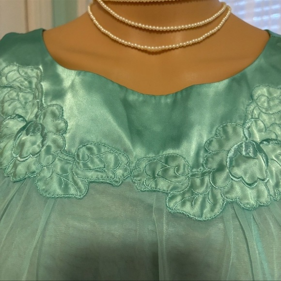 VINTAGE GOSSARD ARTIMIS ELEGANT FLOOR LENGTH NIGHT GOWN WORN FOR MODELING SHOOT - Picture 2 of 7